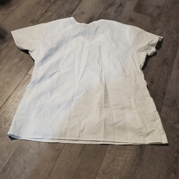White wonderwink scrub top - Picture 5 of 5